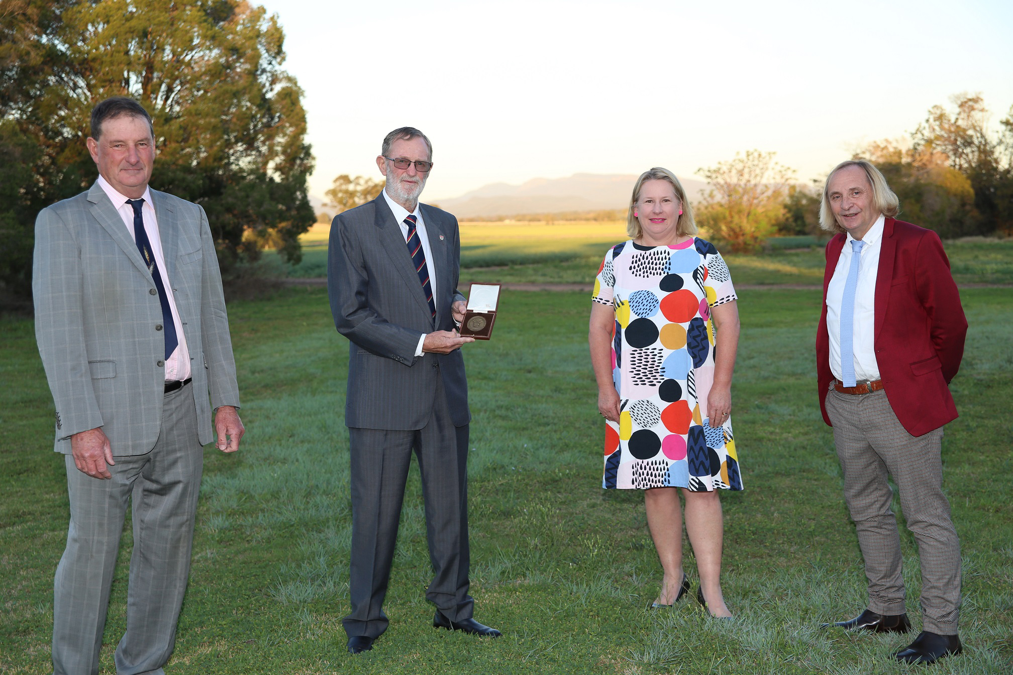 Dr Lindsay O'Brien holding his Farrer Medal and standing with Mr Geoffrey Mason, AM, Kate Lorimer-Ward and Professor Alex McBratney