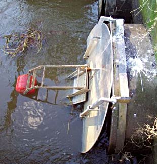 Figure 1. Automatic tidal floodgates consist of a mini-floodgate within a normal flapgate. The floating arm closes the mini-floodgate as the tide rises, controlling drain water levels and preventing overtopping (Photo: Frederieke Kroon)